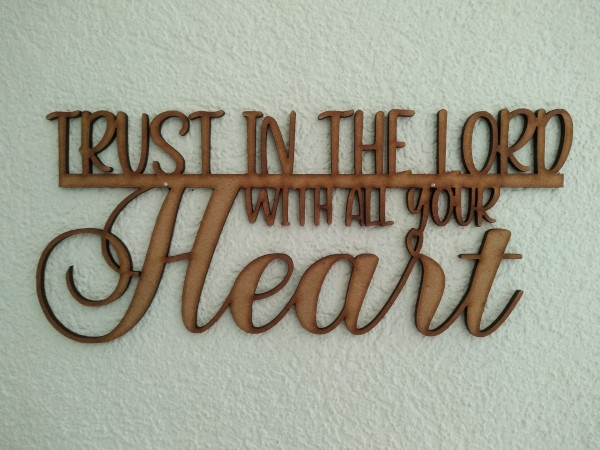 Holzschrift Trust in the Lord